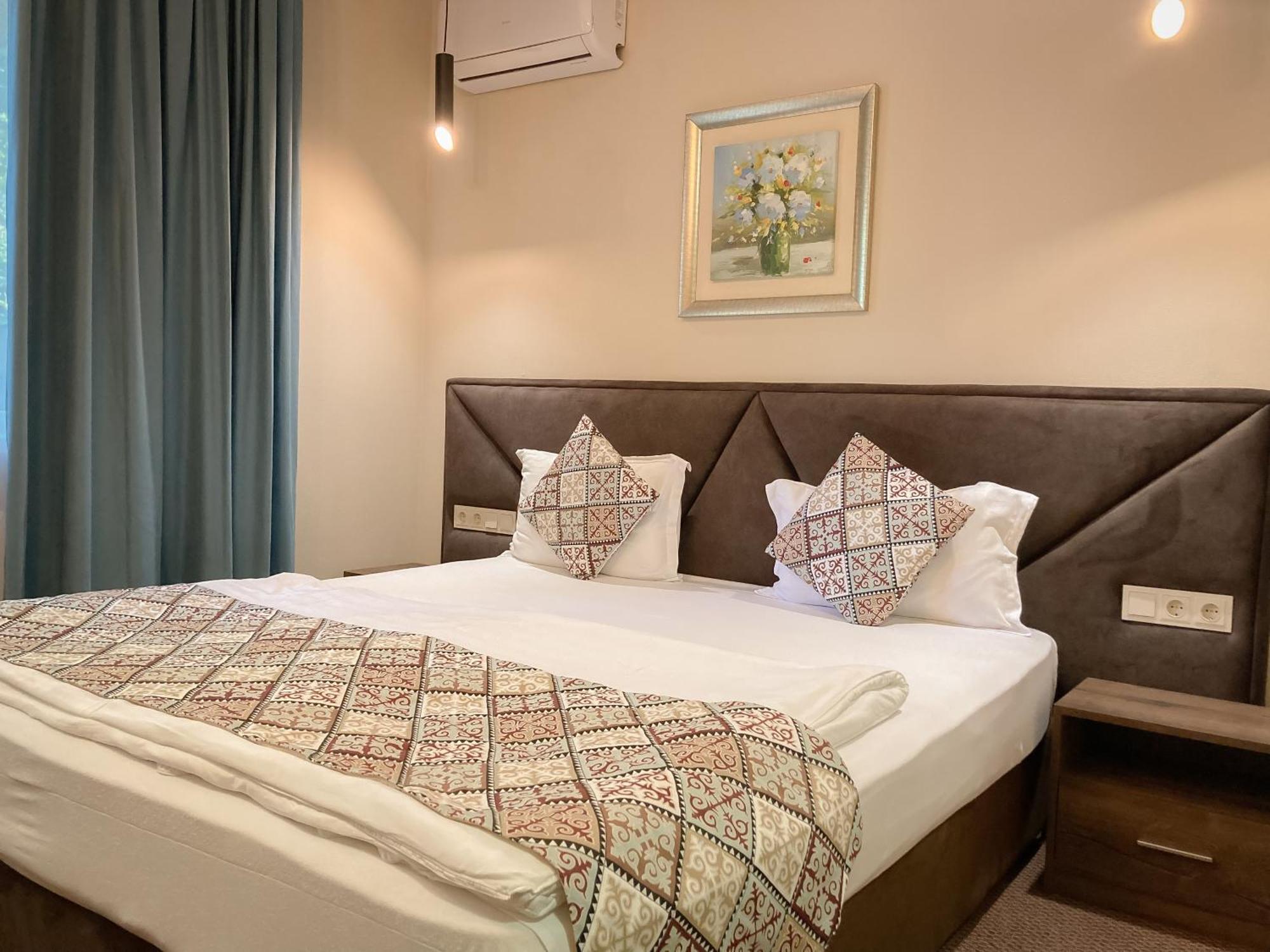 Hotel Silk Way Almaty Esterno foto
